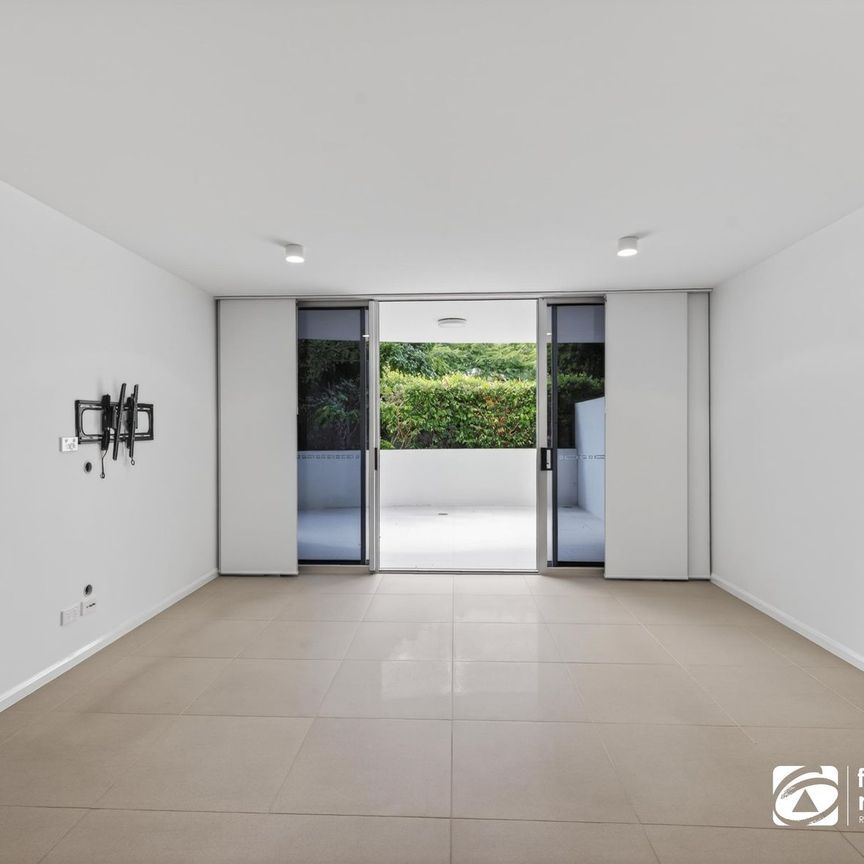 SPACIOUS MODERN APARTMENT IN CENTRAL CLEVELAND , GROUND LEVEL WITH LARGE COURTYARD - Photo 1
