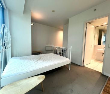 Furnished Studio for Rent – Steps from Southern Cross Station - Photo 1