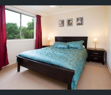 A luxury townhouse. Close to train, bus and schools. 3 Bedrooms Tow... - Photo 4