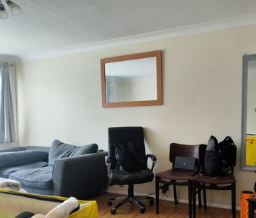 2 Bed Maisonette, Fulmead Road, RG30 - Photo 2