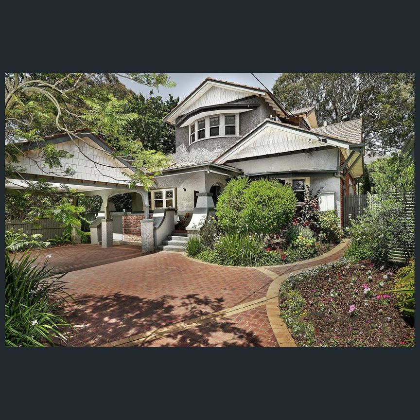 Place your family with perfect park-side poise - Photo 1