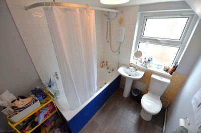 3 bedroom Flat in Flat C, Leeds - Photo 4