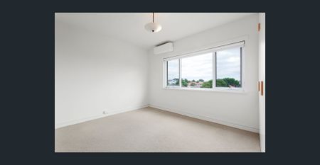 Stunning Art-Deco Style 3-Bedroom Apartment in Prime St Kilda East Location | FLARE REAL ESTATE - Photo 2