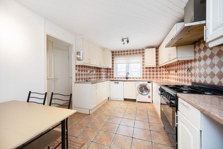 3 bedroom end of terrace house to rent - Photo 3