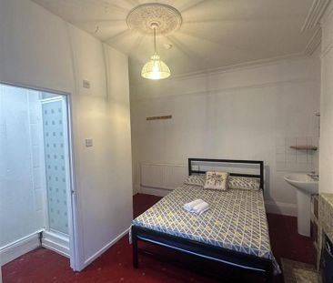 8 bedroom house share to rent - Photo 1