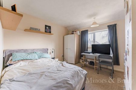 4 bedroom semi-detached house to rent - Photo 3