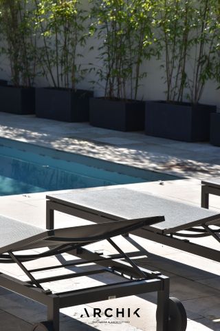 Architecture contemporaine d'inspiration régionaliste, cette maison de 270 m2 située sur une parcelle de 950 m2 en position dominante est nichée sur les hauteurs prisées du Pyla. - Photo 3