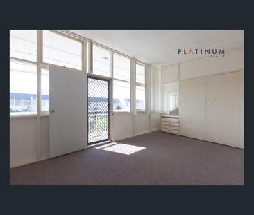 Beachside, Central Location – Classic 2-Bedroom Townhouse - Photo 2