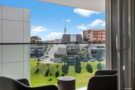 Modern 2-Bed Penthouse with Park Views + Carpark - Photo 4