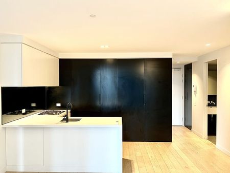 Modern 2-Bedroom Apartment in Iconic Lighthouse, Melbourne CBD! - Photo 5