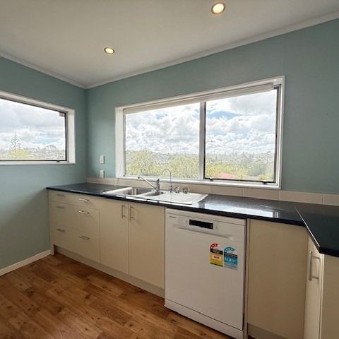Spacious 4-Bedroom Home in Prime Browns Bay Location! - Photo 1