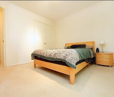 LARGE 3 BEDROOM UNIT WITH DOUBLE GARAGE - Photo 6