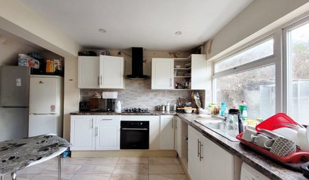 Lansbury Avenue, Edmonton, London N18 - Photo 5