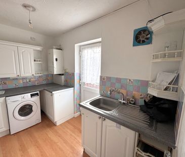 Oaks Road, Stanwell - 2 bedrooms Property for lettings - Seymours - Photo 4