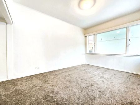 Newly Renovated 3-Bedroom, 1 Bathroom and 2 toilet - Photo 3