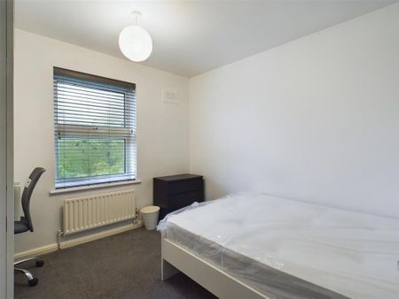 3 bedroom flat to rent - Photo 3