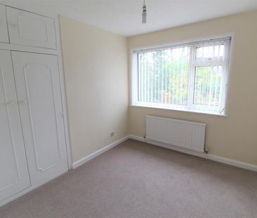 3 bedroom Bungalow To Let - Photo 4