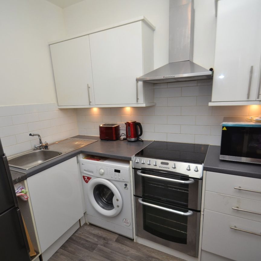 2 bed flat to rent in Shawlands, Glasgow, G41 - Photo 1