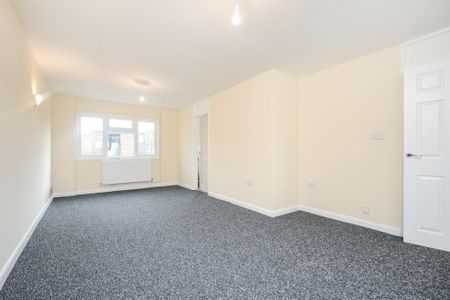 4 bedroom end of terrace house to rent - Photo 2