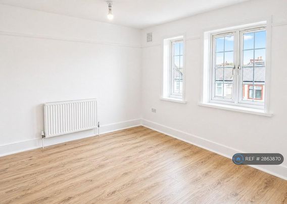 4 bedroom flat to rent - Photo 1