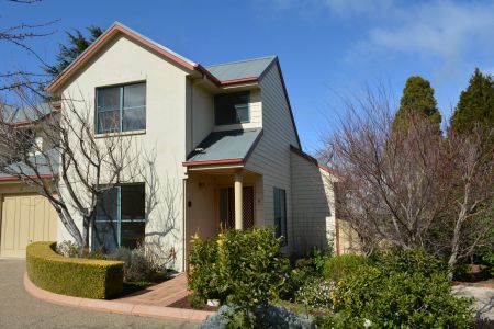 Light-Filled Three-Bedroom Townhouse in Peaceful Leura Location! - Photo 2