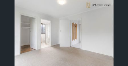 Sizable Living, Fantastic Location - Photo 3