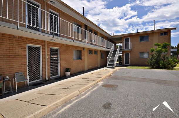 4/137 Lawley Street, YOKINE WA 6060 - Photo 1