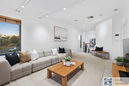 Front Row Seat For Panaromic City Views - Photo 2