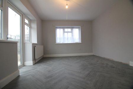 Snape Spur, Slough - Photo 2