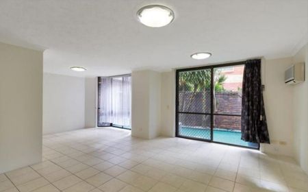 Modern Townhouse in Prime Southport Location - Convenience, Style, and Space! - Photo 2