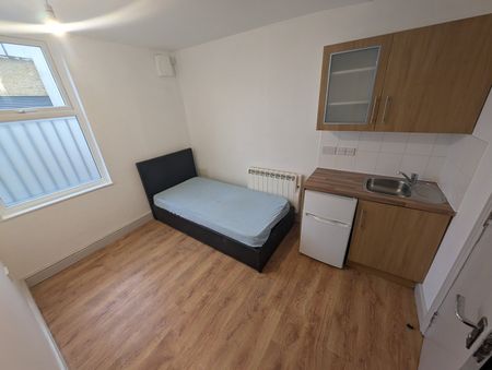 Room in a Shared Flat, Woodville Road, CR7 - Photo 2