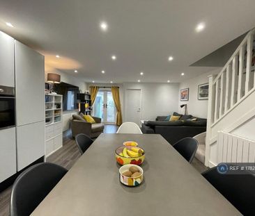 2 bedroom end of terrace house to rent - Photo 2