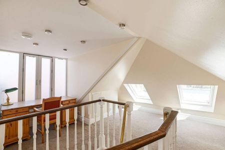 3 bedroom mews to rent - Photo 3