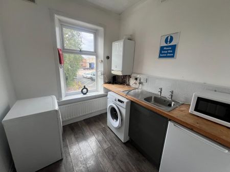 1 bedroom in a house share to rent - Photo 2