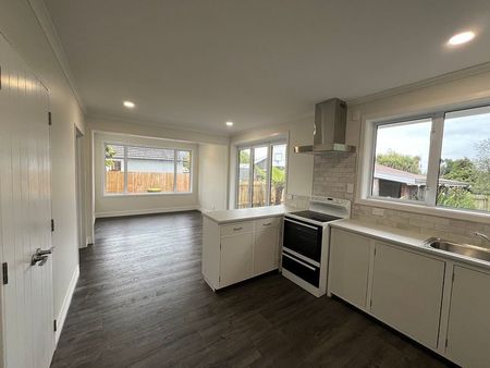 Spacious family home with a pool & large backyard - Photo 5