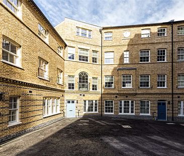 An impressive townhouse in a private no through road just off Cavendish Square - Photo 1