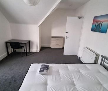 1 bedroom in a house share to rent - Photo 2