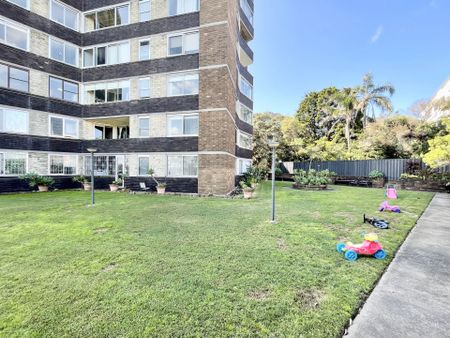Spacious Two Bedroom Apartment Opposite Royal Randwick Racecourse with Parking - Photo 4