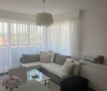 Logement de 3 pièces offrant confort et praticité au quotidien. - Photo 2