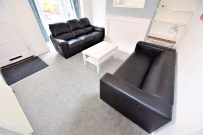 4 bedroom House in Hyde Park, Leeds - Photo 2
