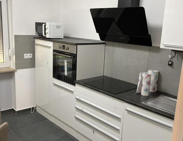 Vollmöbliertes WG-geeignete 2-Zi-Wohg in zentraler Lage Frankfurt – mit Balkon & Top-ÖPNV-Anbindung - Foto 1