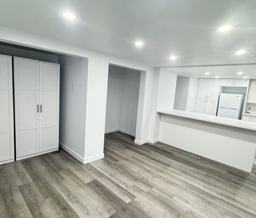 Trés Beau 4 1/2 Rénové Au Demi Sous-sol - Photo 2