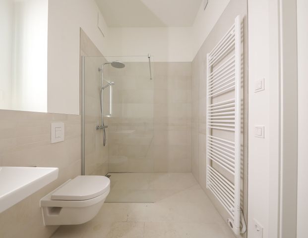 Lichtdurchflutetes Wohnambiente mit Loggia und moderner Einbauküche - Photo 1