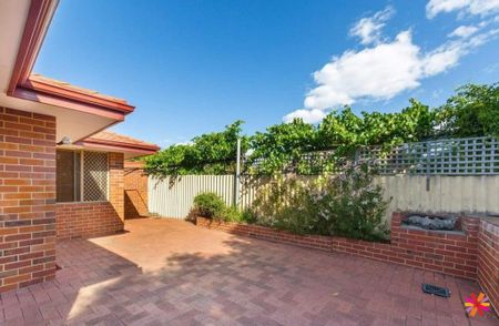 THREE BEDROOM ONE BATHROOM VILLA IN EAST VIC PARK! - Photo 4