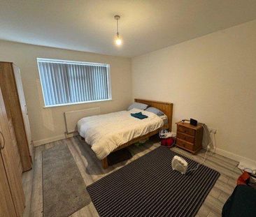 4 bedroom semi-detached house to rent - Photo 5