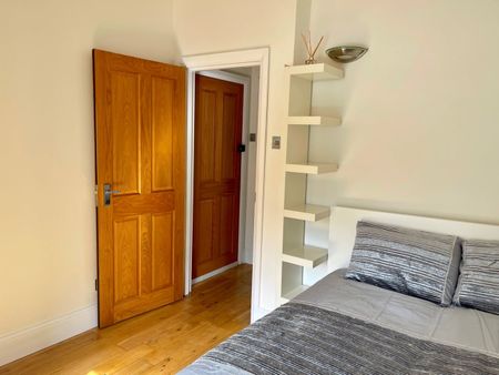 1 Bed Flat, Denbigh Street, SW1V - Photo 2