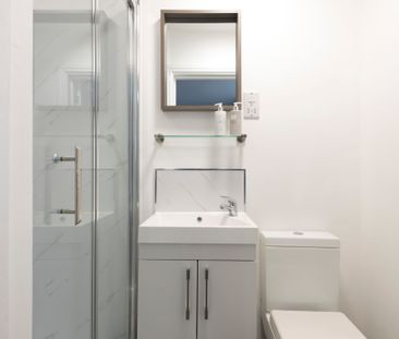 Mordern En-suite near amazon & key employers - Photo 3