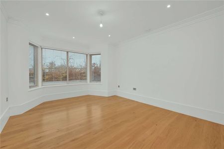 An impressive 5 bedroom detached home with impressive views. - Photo 2