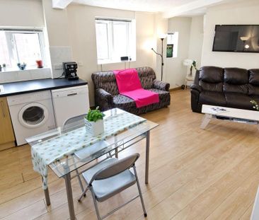 4 bedroom flat to rent - Photo 2