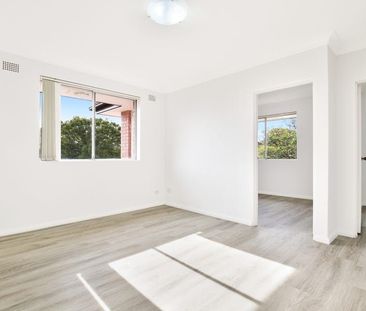 Top-Floor Spacious, Light-Filled and Convenient Apartment - Photo 3